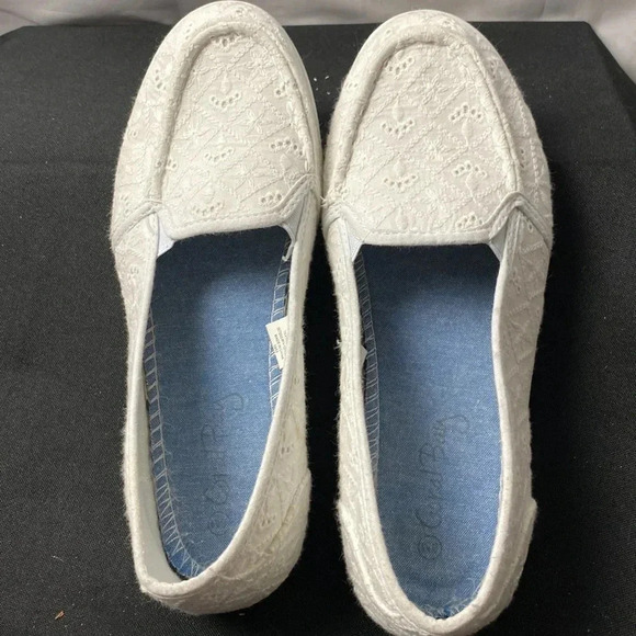 CORAL BAY MOZIE WOMENS SIZE 8 WHITE EYELET SLIP ON LOAFER COMFORT SHOE CLEAN - Picture 2 of 14